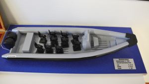 I skala 1:20. Längd i verkliga livet: 11 meter - bredd: 3,5 meter. Miniatyr av en RIB-båt