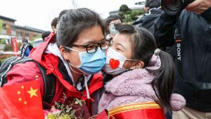 En hälsovårdare som jobbat i Wuhan välkomnas av sin dotter efter att ha återvänt hem En hälsovårdare som jobbat i Wuhan välkomnas av sin dotter efter att ha återvänt hem