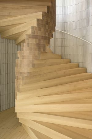 Spiraltrappan är gjord av finsnickaren Heikki Paso. Spiraltrappa i trä på keramikmuseet KWUM