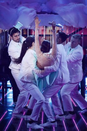 Saara Aalto faller baklänges under sitt Diamonds-medley i X Factor. Saara Aalto faller baklänges i dansarnas armar under ett framträdande i X Factor.