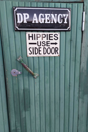 Merle Haggards ord "We don´t let our hair grow long and shaggy, like the hippies out in San Francisco do", stämmer överrens på Guns Rosor. Kulturgaragets dörr. Dörr där det står att hippies ska ta sidodörren.