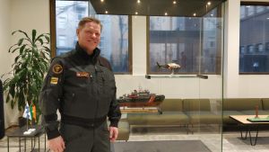 Kaptenlöjtnant Sammy Grefberg påminner om att vara försiktig ute till havs även om det inte bildats tjock is. Många av fritidsbåtarnas propellrar är inte gjorda för att tåla köld och det kan ge upphov till stora problem. Kaptenlöjtnant Sammy Grefberg står framför ett vitrinskåp där det finns miniatyrversioner av sjöräddningscentralen räddningsfartyg.