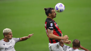 Zlatan nickar bollen i mål. 1–0 till Milan. Zlatan nickar bollen i mål.
