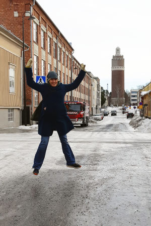 Redan under barndomen i Jakobstad stötte Ann-Cathrine Jungar på en uppdelning i ”vi” och ”de”. Ann-Cathrine Jungar hoppar på gata.