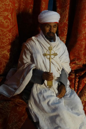 Den här etiopisk-ortodoxe prästen mötte Tomas Ray i Lalibela, Etiopien man i turban med ett kors