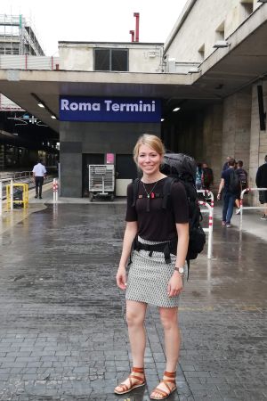 Förra året hade Mette Pökelmann ett flygfritt år, i år har hon köpstopp. Mette Pökelmann på tågstationen i Rom med en ryggsäck på ryggen.