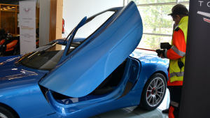 En del av bildelarna är tillverkade med 3D-printteknik. Superelbilen Toroidion visas upp för allmänheten.