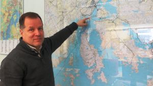 Vd Risto Saarinen vid den stora kartan i Borgå vattens kontrollrum. Man vid karta
