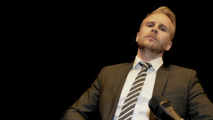 Det lönar sig inte att titta ner på folk, bokstavligen. Det lönar sig inte att titta ner på folk, bokstavligen.