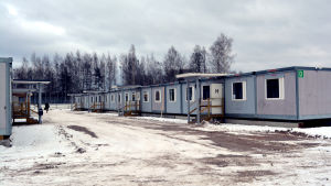 De nya barackerna ska placeras vid Gamla stranden bredvid de svenska skolornas baracker. Lovisanejdens högstadium i baracker, skolan utifrån