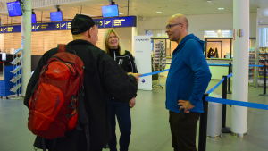 Jessica Strandholm och Hannu Riiki diskuterar med en annan Vasaloppsdeltagare. Jessica Strandholm och Hannu Riiki diskuterar med en annan Vasaloppsdeltagare.