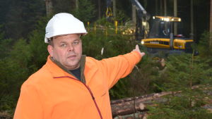 Fred Nordell på kontoret. Just den här dagen är det avverkning i Västankärr i Kimitoöns kommun som gäller. skogsbruk, fred nordell,