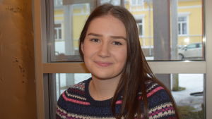 Niondeklassaren Jennifer Augustsson. Porträttbild av högstdaieeleven Jennifer Augustsson i Ekenäs högstadieskola.