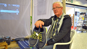 Kyrkslättbon Markus Koskenlinna var en av de första som donerade kläder till männen som bor på flyktingförläggningen i Evitskog. Kyrkslättbon Markus Koskenlinna var en av de första som donerade kläder till männen som bor på flyktingförläggningen i Evitskog.