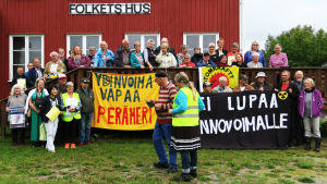 Manifestationen i byn Morjärv ordnades på den svenska Nationalälvens dag på lördagen. Manifestationen i byn Morjärv ordnades på den svenska Nationalälvens dag på lördagen.