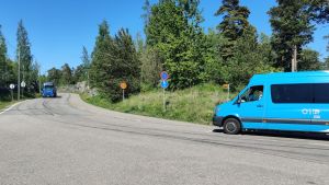 Bland annat större fordon som bussar har haft svårt att röra sig nere vid hamnområdet på grund av felparkerade bilar. En buss står parkerad på en väg och en lastbil kommer körandes emot.