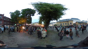 Testbild tagen med Ricoh Theta S-kameran på konstens natt. 360-graders bild tagen av en grupp människor.