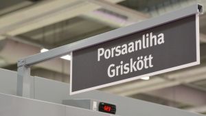 Mätare som visar temperaturen (2,3 grader) i en disk för griskött