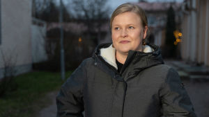 Redan före coronaepidemin skapade det nya antagningssystemet osäkerhet och stress bland gymnasieelever, betonar utbildningssociologen Sonja Kosunen. Kvinnlig forskare i mörk vinterjacka utomhus