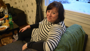 Samira Al-Far tror att valborgshelgen i Lovisa blir rätt lugn. Kvinna tittar in i kameran och ler.