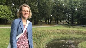 Kajsa Rosqvist invid dagvattenansamlingen invid Vinterträdgården. Kajsa Rosqvist står invid en dagvattenansamling.