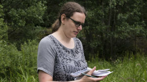 Maria Kihlström säger att det känns bra att vara med och göra ett så viktigt arbete. en kvinna med brunt långt hår och blå skjorta med brodering.