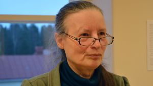 Att ungdomar kan få vänta flera veckor på att få träffa läkare bekymrar Mirja Remes. Så borde det inte vara, säger hon, men så är det tyvärr på många håll i landet. Mirja Remes, direktör för psykiatrin vid Vasa sjukvårdsdistrikt.