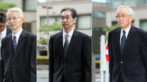 Tepcos före detta direktör Tsunehisa Katsumata och vice direktörer Ichiro Takekuro och Sakae Muto anländer till rättegången i Tokyo. Tepcos före detta direktör Tsunehisa Katsumata (till vänster) och före detta vice direktörer Ichiro Takekuro (i mitten) och Sakae Muto på väg till rättegången i Tokyo.
