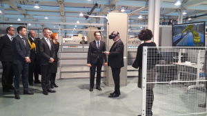 President Sauli Niinistö prövar vr-teknik under sitt besök i Technobotnia. President Sauli Niinistö prövar vr-teknik under sitt besök i Technobotnia.