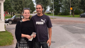 Kaisa Kallioniemi och Tomi Honkasalo är potentiella blivande Ingåbor. en kvinna och en man som står bredvid varandra. I bakgrunden en parkering och träd