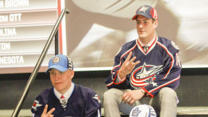 Sommaren 2016 reserverades Patrik Laine (Winnipeg) som tvåa och Pierre-Luc Dubois (Columbus) som trea i NHL-draften. Patrik Laine, Pierre-Luc Dubois och Auston Matthews efter draften 2016.