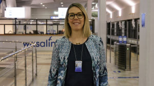 Johanna Långskog, marknadsföringschef vid Wasaline. Kvinna tittar in i kameran och ler. I bakgrunden syns en tom Wasaline terminal.