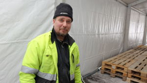 Volontären Kim Nikander fixar lastpallarna på plats i VIP-tältet. Kim Nikander jobbar frivilligt för Borgå Akilles