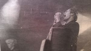 Hultsfred 1996. Tidningsurklipp med bild av Kents vokalist Joakim Berg från 1996.