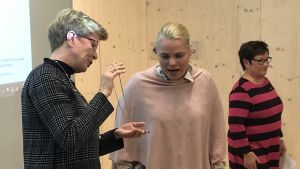 Monica Avellan överräcker ordförandehalsbandet till Anna Wahren-Cederberg. I bakgrunden valberedningskommitténs ordförande Ulrika Jansson. Monica Avellan överräcker ordförandehalsbandet till Anna Wahren-Cederberg. I bakgrunden valberedningskommitténs ordförande Ulrika Jansson.