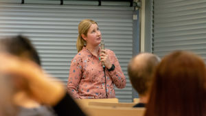 Katarina Rehnström betonar vikten av trygga relationer mellan barn och föräldrar. Katarina Rehnström.