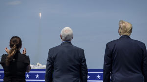 Vice presidentparet Mike och Karen
Pence och president Donald Trump beundrar uppskjutningen. USA:s president Donald Trump och paret Mike och Karen Pence står och tittar på uppskjutningen av Falcon9-raketen.