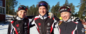 Tindra Jansson, Alva Thors och Linnea Källbacka tog D16-guldet till Vörå. Tindra Jansson, Alva Thors, Linnéa Källbacka från Vörås vinnarlag.