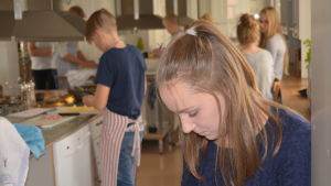 Sara Bakalov poängsätter sina klasskamrater i pizzabakning Sara Balakov från Strömborgska skolan i Borgå