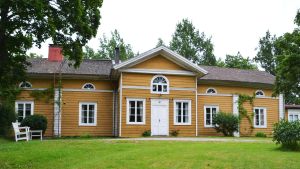 Karaktärshuset är byggt i empirestil under slutet av 1800-talet. Karleby gårds karaktärshus.