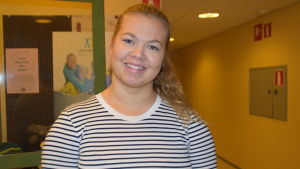 Fanny Ingman kollar på Skam. Ett porträtt av en glad tonårsflicka. Hon heter Fanny Ingman.