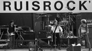 U2-yhtye esiintymässä Ruisrockissa vuonna 1982. 