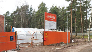 Västmetrons hållplats i Idrottsparken i Hagalund börjar ta form. Västmetron kostar Esbo över 700 miljoner euro. metrobygge på Torrfurstigen 6 i februari 2015