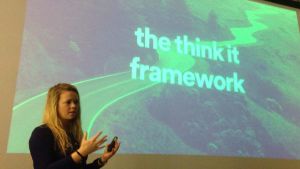 Spotify har visat vägen för andra uppstartsföretag - här med innovationschef Sofie Lindblom. Sofie Lindblom står framför en stor skärm på väggen, där det står "the think it framework"