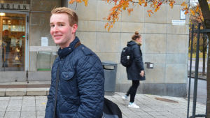 Jakob Smeds efterlyser mera information om vem som bestämmer i staden. Jakob smeds ler mot kameran utanför Svenska handelshögskolan.