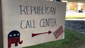 Skyltarna genom kontorsbyggnaden visar vägen till den republikanska teletjänstcentralen. Republican call center, står det på skylten.