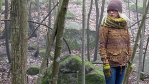 Tuhkimotarinoiden Nanna kävelyllä metsässä