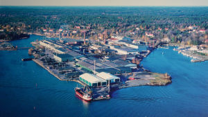 Den nuvarande bryggan finns långt inne i Bruksviken, uppe till höger på bilden. Flygbild av Dalsbruks fabriksområde