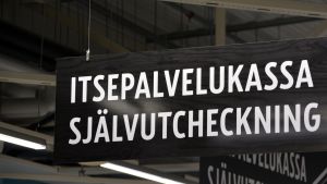 Kärt barn har många namn: I Borgå heter självbetjäningskassorna självutcheckningskassor på svenska. Självutcheckningskassorna vid K-supermarketbutiken i Östermalm i Borgå