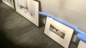 Pentti Sammallahtis inramade fotografier lutar mot väggen på Fotografiska Tallinn och väntar på att hängas upp. Några av Pentti Sammallahtis inramade fotografier lutar mot väggen på Fotografiska Tallinn i väntan på att hängas upp.